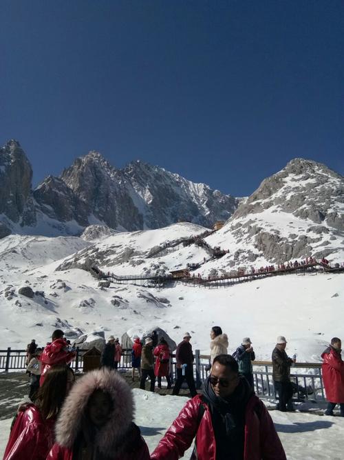 丽江看玉龙雪山最佳位置_丽江旅游旺季玉龙雪山排队